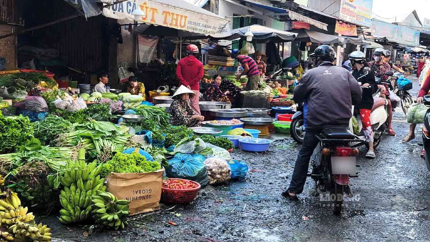 At Tan An Market, the prices of leafy greens and fruits have increased slightly. Photo: Bich Ngoc