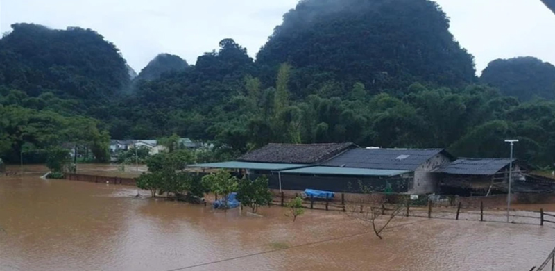 Roads in Trà Lĩnh Commune flooded and landslides occurred.