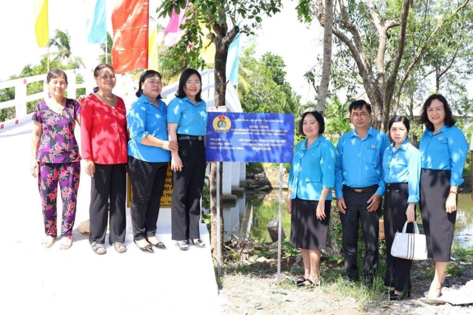 LĐLĐ tỉnh chọn gắn biển 11 công trình có ý nghĩa thiết thực được các cấp Công đoàn thực hiện. Ảnh: Mỹ Linh