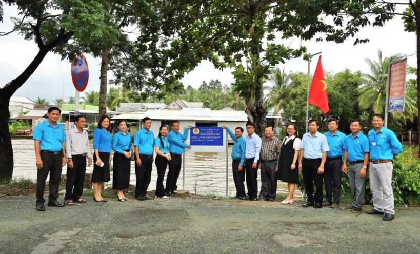 The Provincial Labor Confederation Standing Committee praised and rewarded 48 collectives and individuals with many outstanding achievements in organizing and participating in the emulation movement. Photo: My Linh