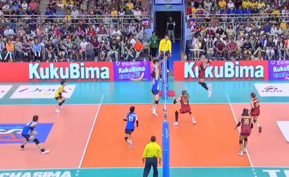 2 teams enter set 4. Photo: Cut from video