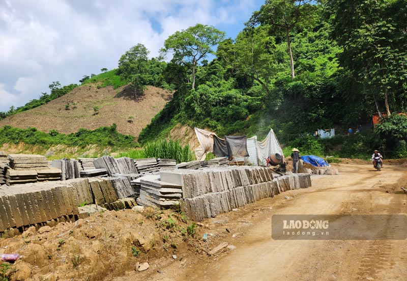 Một số vị trì kè bê tông chống sạt lở taluy vừa làm xong đã bị xô lệch.