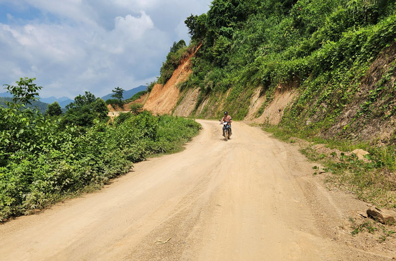 Tuyến đường Nà Pồng - Đức Hạnh nâng cấp gần 3 năm chưa xong. Ảnh: Tân Văn.