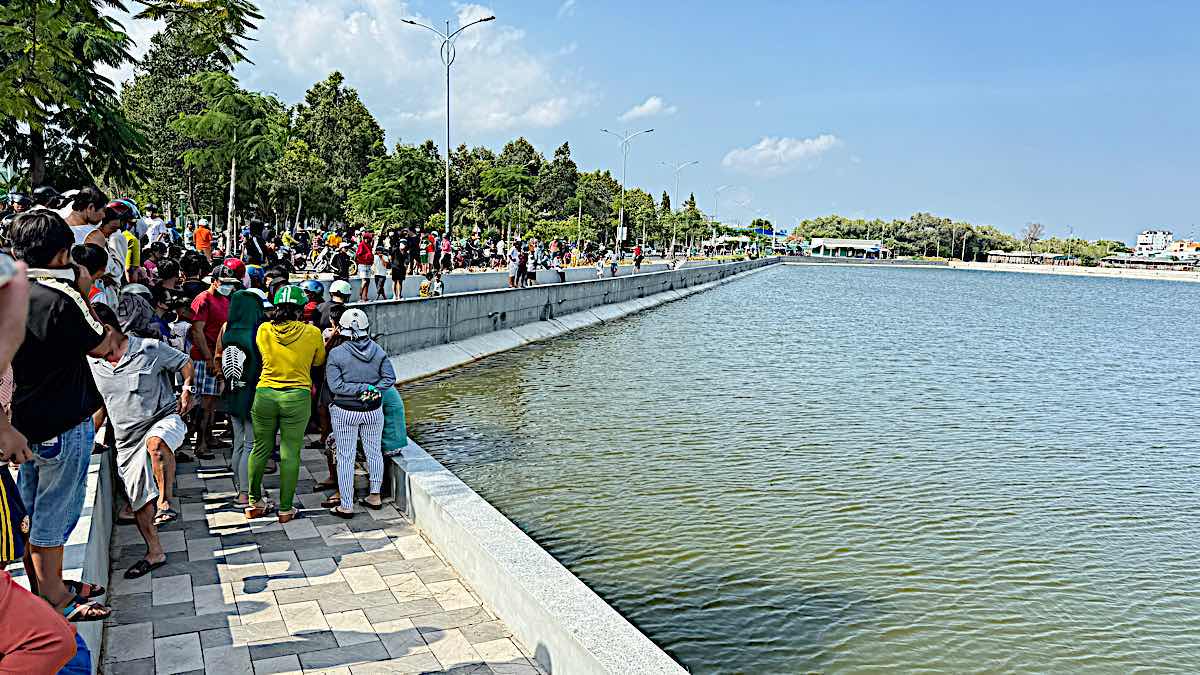 A large number of local residents came to watch the incident. Photo: Duy Tuấn