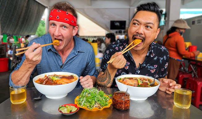 Famous for his YouTube channel Best Ever Food Review Show with nearly 11 million followers, Sonny Side is a YouTube star in the culinary field. When he first came to Vietnam in 2017, he was especially passionate about Vietnamese cuisine and made many videos about local dishes. Photo: Best Ever Food Review Show