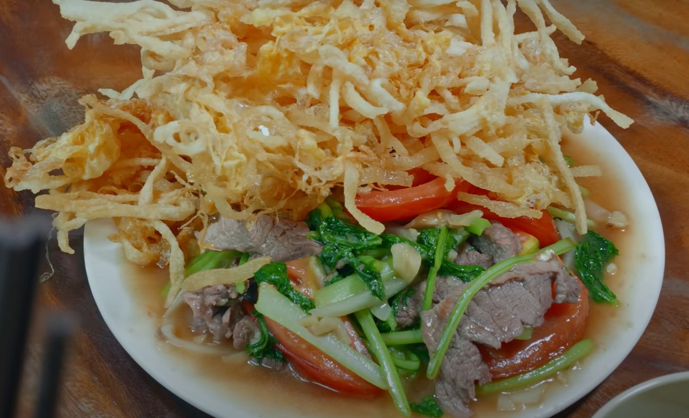 Fried egg pho at Ngan Dong Trinh restaurant in Phu Nhuan district, priced at 95,000 VND/serving. Photo: Cut from clip