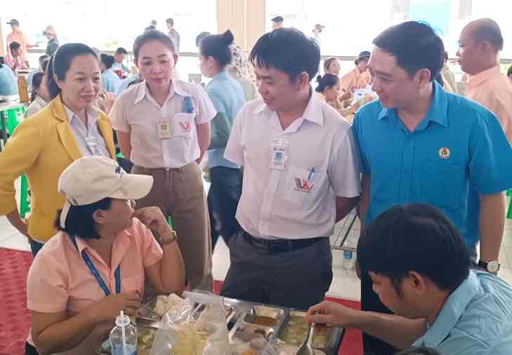 The trade union and the company inspect the value meal worth 43,000 VND for nearly 29,000 workers of Dona Standard Joint Stock Company. Photo: HAC