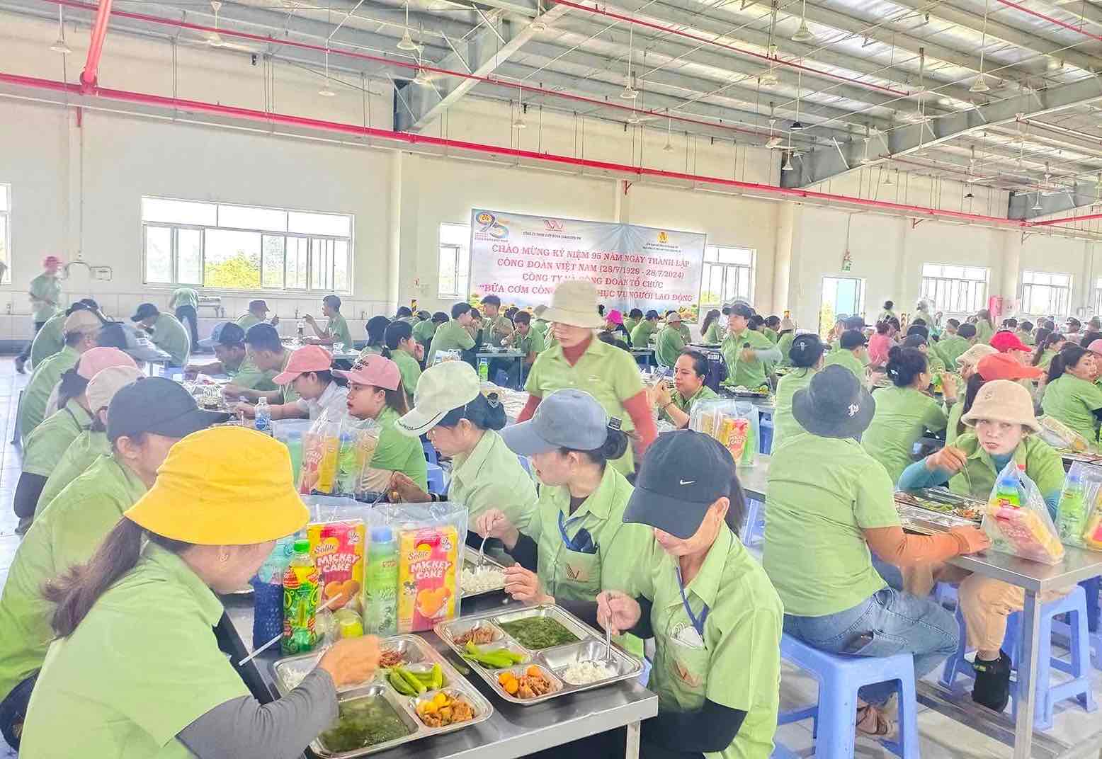 Công ty TNHH Giày Dona Standard tổ chức bữa ăn ca trị giá 43.000 đồng cho gần 29.000 người lao động. Ảnh: HAC