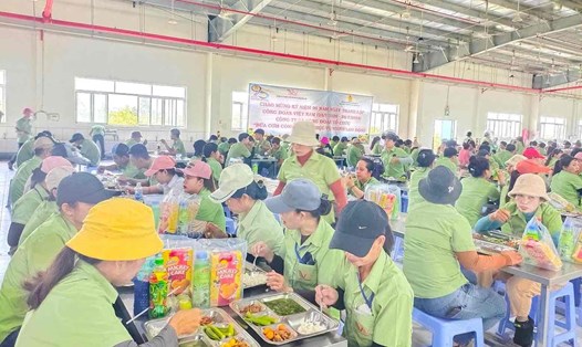 Công ty TNHH Giày Dona Standard tổ chức bữa ăn ca trị giá 43.000 đồng cho gần 29.000 người lao động. Ảnh: HAC