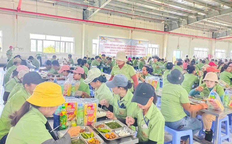 Công ty TNHH Giày Dona Standard tổ chức bữa ăn ca trị giá 43.000 đồng cho gần 29.000 người lao động. Ảnh: HAC