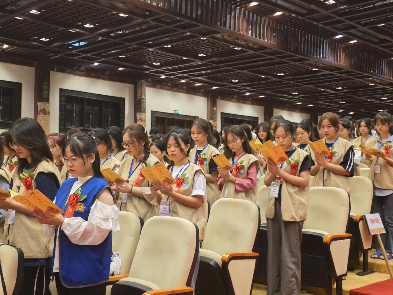 Tham dự chương trình Pháp hội Vu lan báo hiếu có đại diện Giáo hội Phật giáo Việt Nam, Giáo hội Phật giáo Việt Nam tỉnh Ninh Bình cùng hàng nghìn tăng ni, phật tử, ngời dân và du khách thập phương. Ảnh: Nguyễn Trường