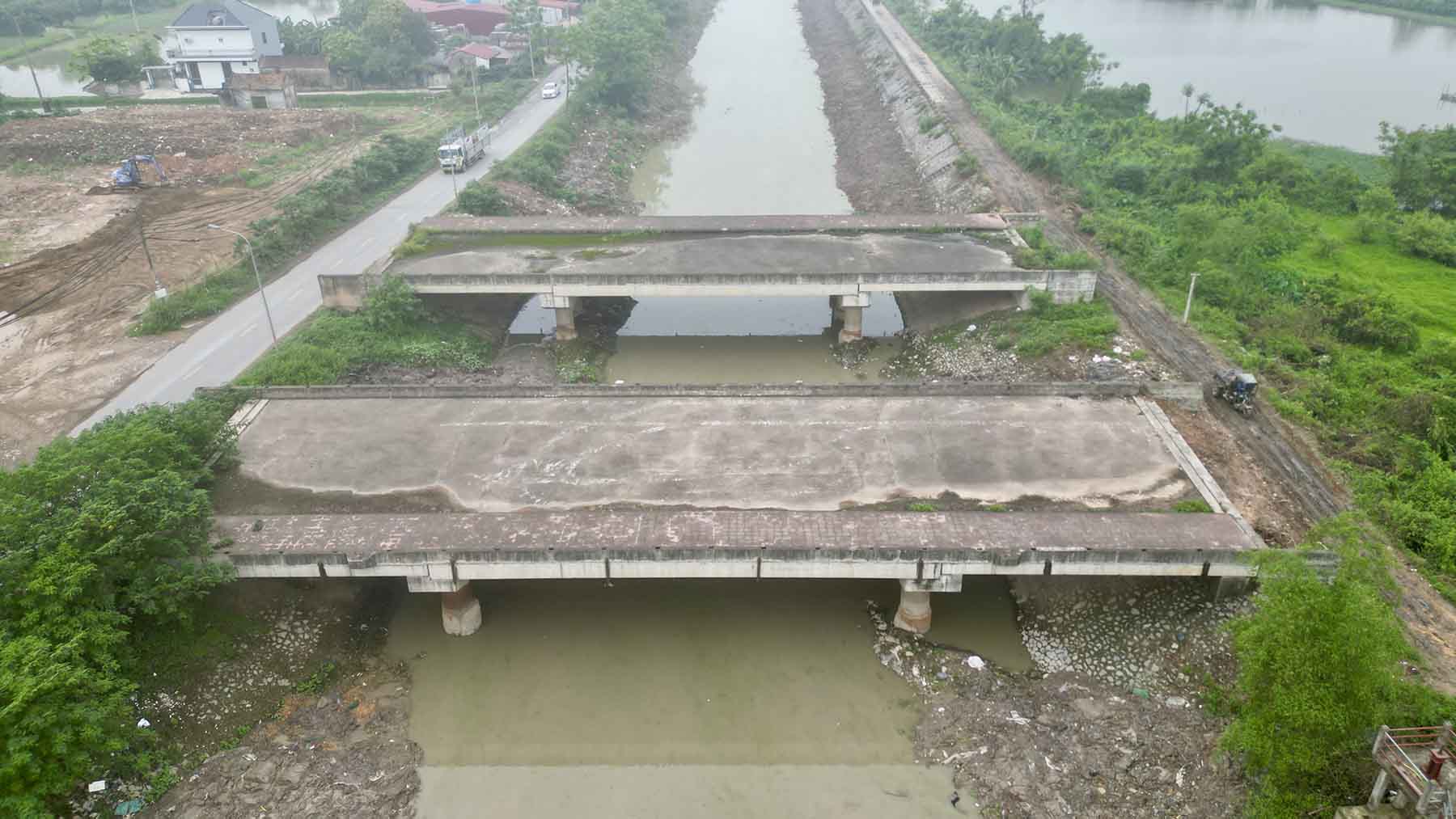 The two bridges spanning Van Dinh canal have not been able to be connected for many years due to land problems. Photo: Huu Chanh