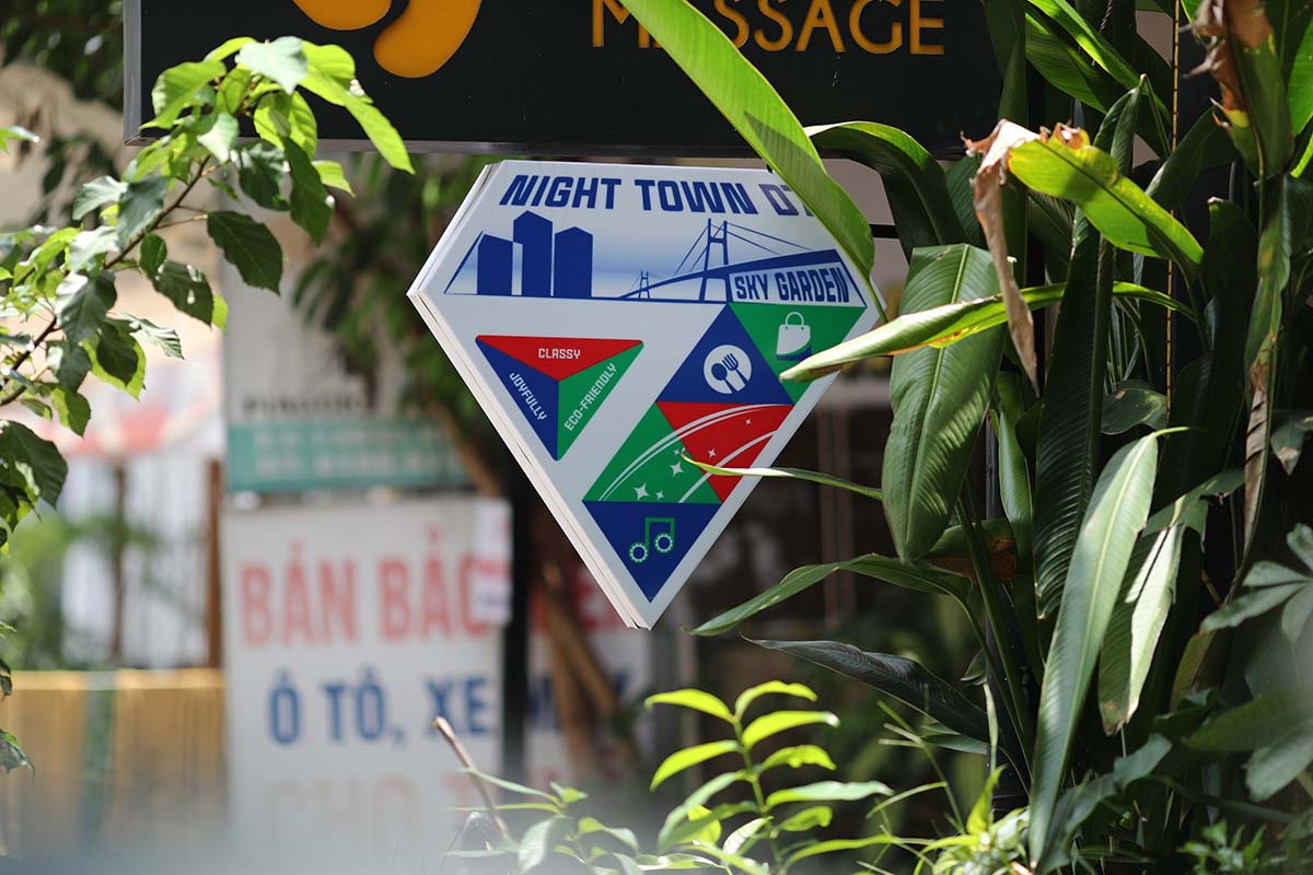 Regarding the identification symbol, a representative of the District 7 Economic Department said that the main logo design here has a diamond shape, symbolizing the central position of District 7. Blue has an inspirational meaning, Green symbolizes environmental protection and red represents the luxury of Phu My Hung residential area.