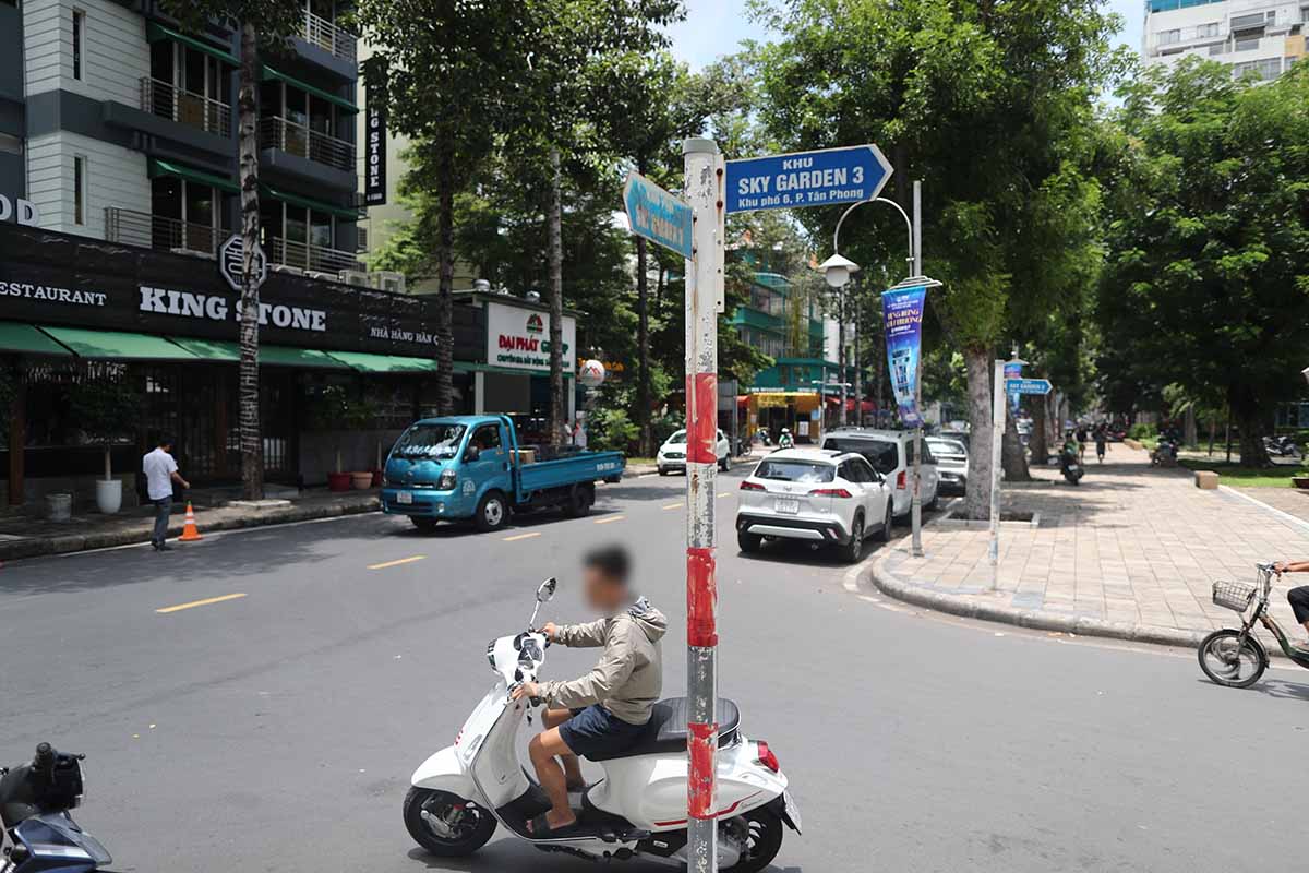 Ms. Nguyen Thi Be Ngoan, Vice Chairwoman of District 7 People's Committee, informed that the street is shaped to provide dining, shopping, and health care services in the high-end segment, without hustle and bustle. The roads are not blocked or banned but still circulate normally.