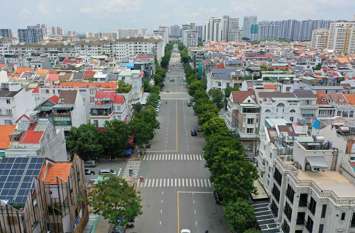 Phố thương mại ẩm thực Sky Garden (phường Tân Phong) là một trong 3 tuyến phố thuộc đề án phát triển kinh tế ban đêm gắn với phát triển du lịch tại khu vực Quận 7, được thí điểm từ 30.8. Thời gian hoạt động từ 18 - 24h.