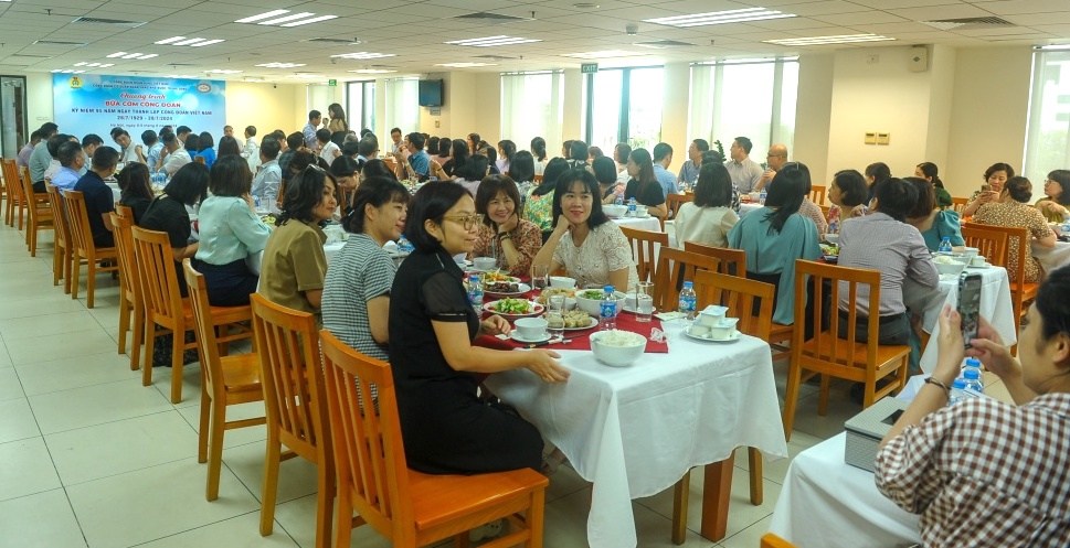 Công đoàn Cơ quan Ngân hàng Nhà nước Trung ương tổ chức Chương trình “Bữa cơm Công đoàn” dành cho đoàn viên, người lao động. Ảnh: CĐNHVN 