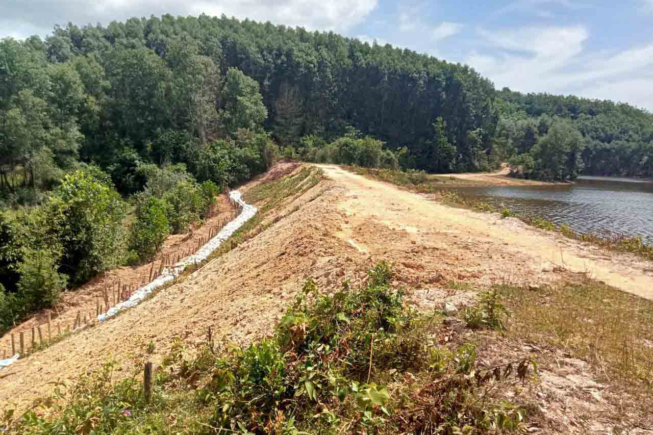 Đập Khe Cọi đã được xã Hà Linh gia cố tạm trước mùa mưa bão. Ảnh: Trần Tuấn.