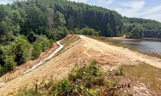 Đập Khe Cọi đã được xã Hà Linh gia cố tạm trước mùa mưa bão. Ảnh: Trần Tuấn.