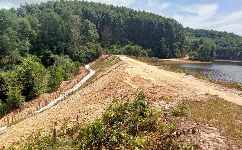 Đập Khe Cọi đã được xã Hà Linh gia cố tạm trước mùa mưa bão. Ảnh: Trần Tuấn.