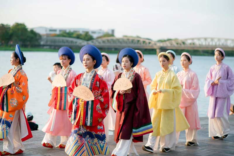 Tri thức may và mặc áo dài Huế được ghi danh di sản văn hóa phi vật thể quốc gia. Ảnh: Phan Thanh Hải