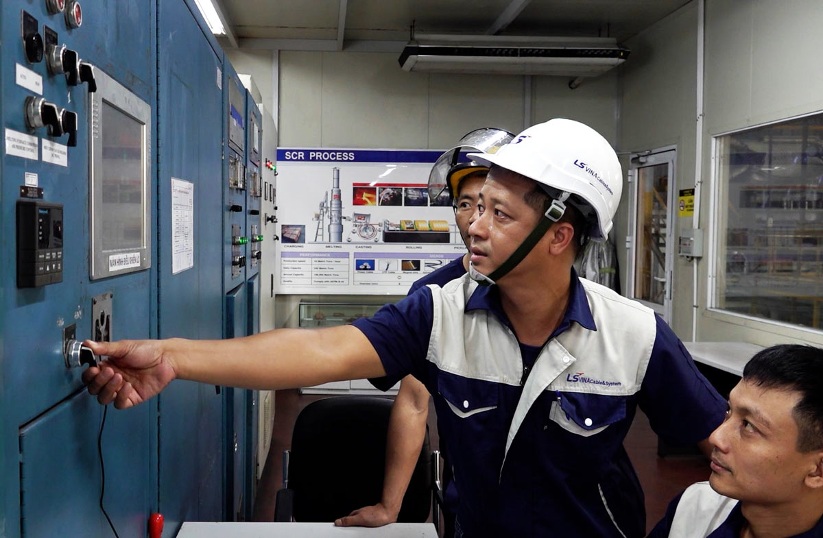 Anh Nguyễn Quang Trường, Trưởng bộ phận Đúc cán đồng, Công ty Cổ phần Cáp điện và Hệ thống LS-Vina, thành phố Hải Phòng và cộng sự đã đưa ra cải tiến quy trình nấu và xử lý đồng giúp giảm khí Co, làm lợi cho công ty trên 2 tỉ đồng hàng năm. Ảnh: Đoàn Hưng