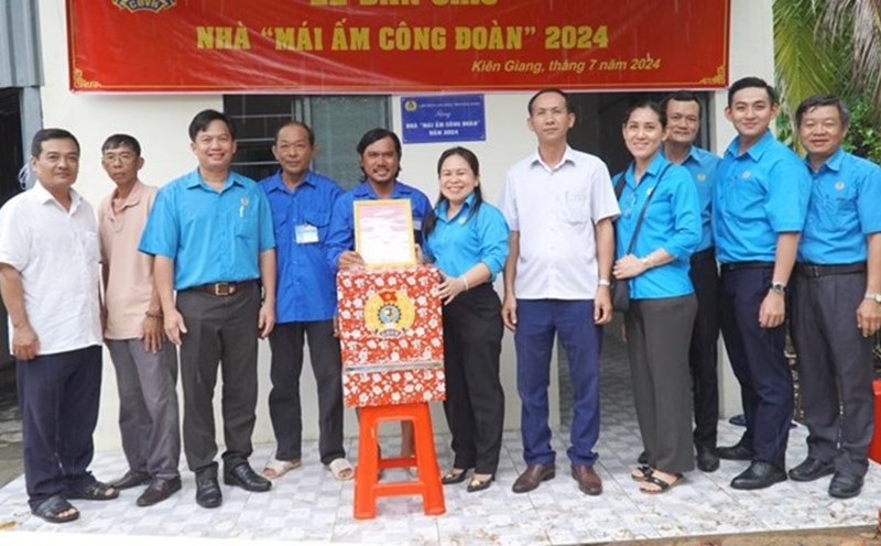 Bàn giao nhà Mái ấm Công đoàn cho đoàn viên Huỳnh Hữu Hà ở TP Hà Tiên. Ảnh: Văn Sĩ