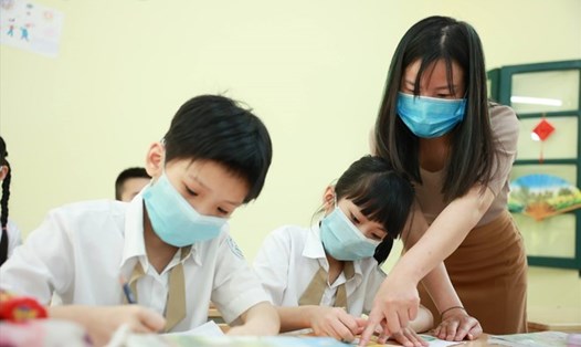 Lương của giáo viên các cấp trong hệ thống trường công lập hiện được tính bằng lương cơ sở x hệ số lương. Ảnh minh họa: Hải Nguyễn