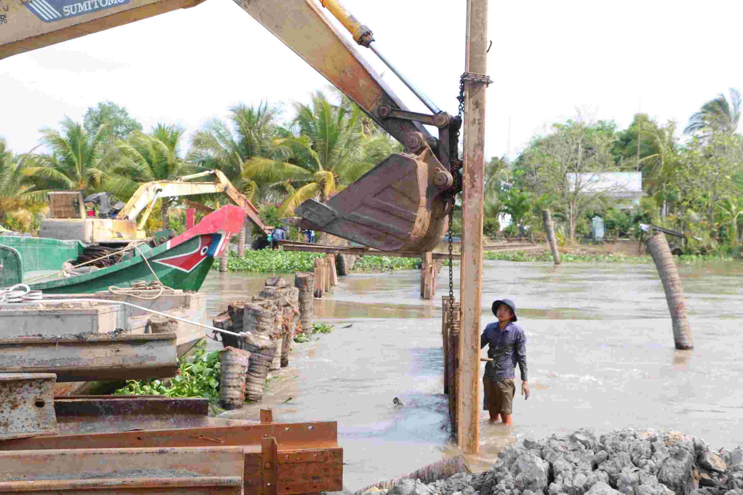 Functional agencies are working to construct a temporary dam in the Tam Sóc area to prevent damage to agricultural production. Photo: Phương Anh