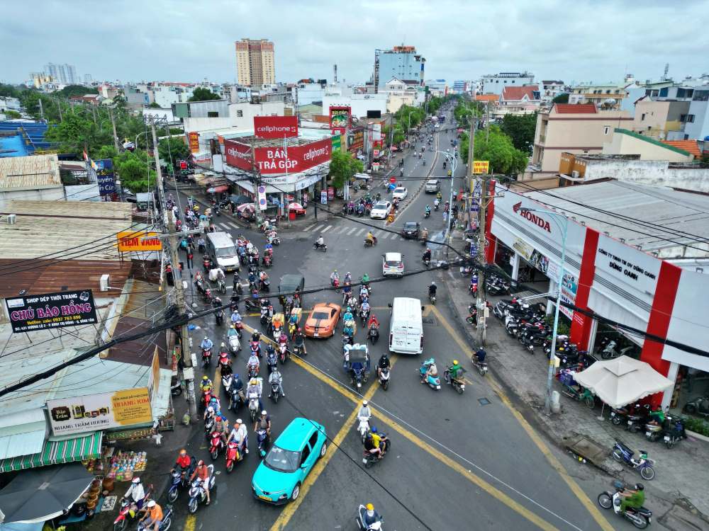  Nút giao ngã tư Bốn Xã là điểm giao nhau của 6 con đường: Bình Long, Thoại Ngọc Hầu, Hòa Bình, Phan Anh, Hương Lộ 2 và Lê Văn Quới.