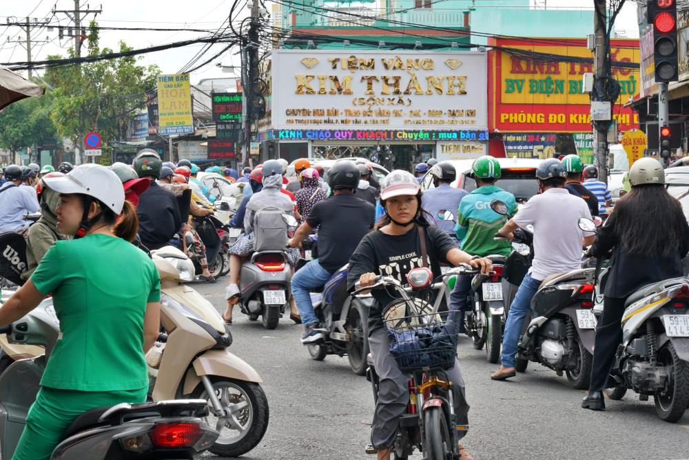 This is one of 24 "black" traffic congestion spots in Ho Chi Minh City with the density of vehicles passing through this intersection being extremely high, especially during peak hours. The Department of Transport evaluates the construction of an overpass here as necessary and urgent.