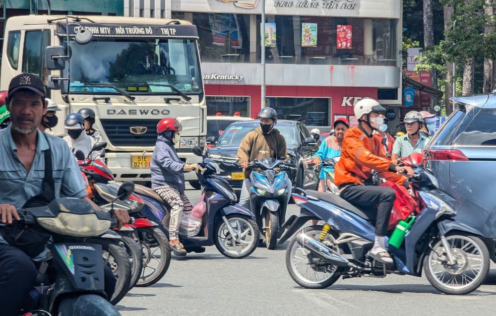 These 2 intersections have a very large volume of vehicles moving through here, even outside of peak hours, these 2 areas are still crowded with traffic. This is also the intersection of many major, connecting roads. traffic with districts 1, 3 and 5.