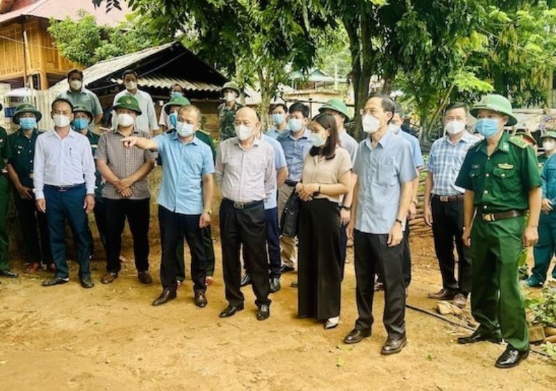 Delegation of the People's Committee of Thanh Hóa Province directly visited the outbreak in Đoàn Kết Ward, Mường Lát Commune, Mường Lát District. Photo: Minh Hoàng