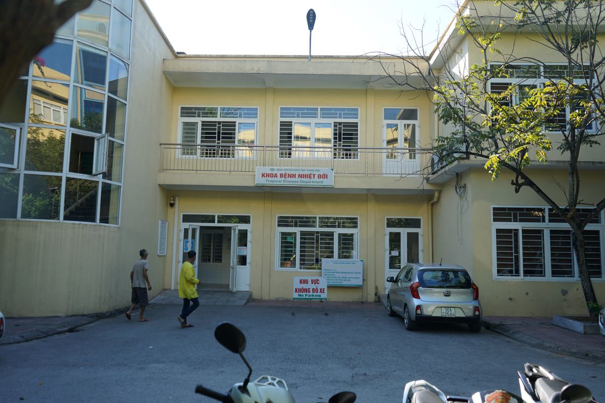 Tropical Disease Department, Thanh Hóa General Hospital (where the 74-year-old patient with diphtheria is being treated) is being monitored and treated. Photo by Quách Du