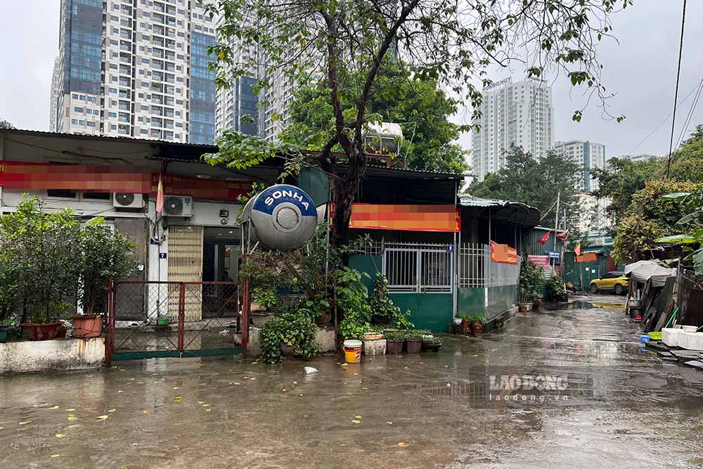 Còn tại dự án dự án tu bổ, tôn tạo di tích lịch sử Gò Đống Thây (di tích nằm sâu trong một con ngõ nhỏ hẹp trên đường Khuất Duy Tiến, phường Thanh Xuân Trung). Theo quan sát, quanh khu di tích hiện có nhiều lều lán, nhà tạm được dựng lên tạm bợ bằng các tấm tôn. Đa số các công trình này để không có sổ đỏ. 