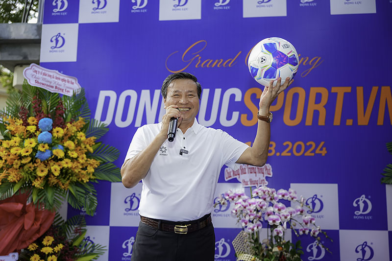 Mr. Le Van Thanh - Chairman and General Director of Dong Luc Sports Group introduced a new ball named Terra - Mother Earth. Photo: An An