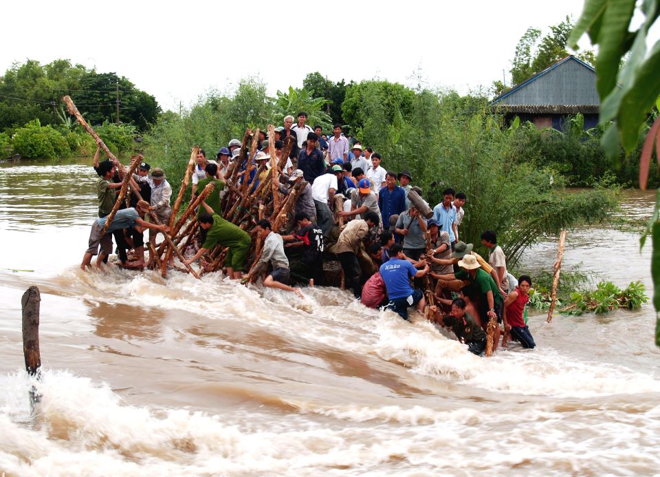 Lũ ở vùng ĐBSCL từng là nỗi khủng khiếp, ảnh hưởng đến đời sống, sản xuất của hàng triệu người dân. Ảnh: Lục Tùng