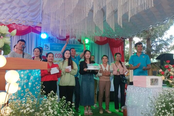 Công đoàn cơ sở Công ty TNHH Sản xuất BEJO Việt Nam tặng quà sinh nhật cho đoàn viên tại "Bữa cơm Công đoàn". Ảnh: TRIỆU VÂN