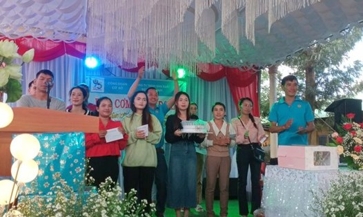 Công đoàn cơ sở Công ty TNHH Sản xuất BEJO Việt Nam tặng quà sinh nhật cho đoàn viên tại "Bữa cơm Công đoàn". Ảnh: TRIỆU VÂN