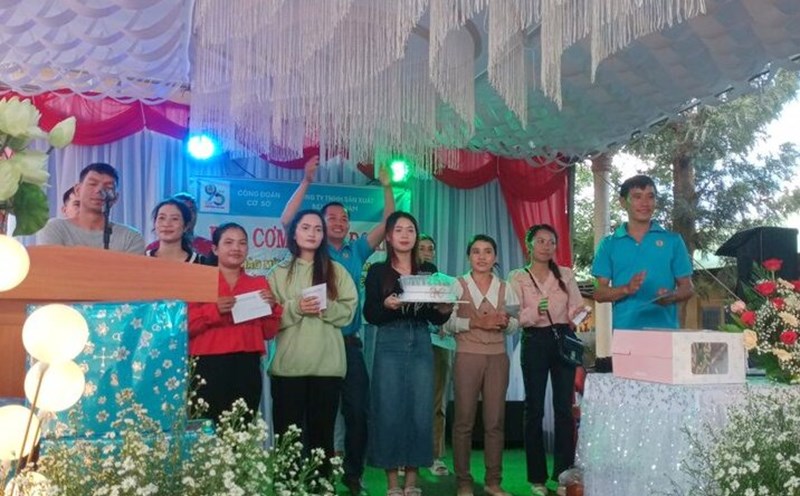 Công đoàn cơ sở Công ty TNHH Sản xuất BEJO Việt Nam tặng quà sinh nhật cho đoàn viên tại "Bữa cơm Công đoàn". Ảnh: TRIỆU VÂN