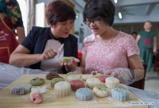 Mid-Autumn Festival cake in China has many similarities with Vietnamese Mid-Autumn Festival cake. Photo: Xinhua