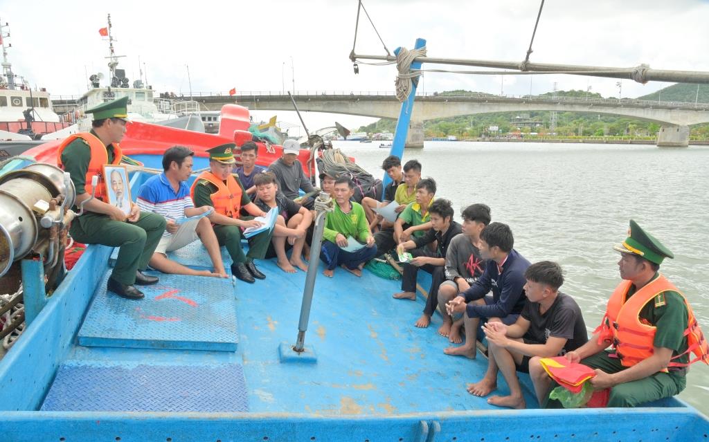 Bộ đội biên phòng tuyên truyền chống khai thác IUU và các quy định mới trong đánh bắt thủy sản cho ngư dân. Ảnh: Tiến Vinh