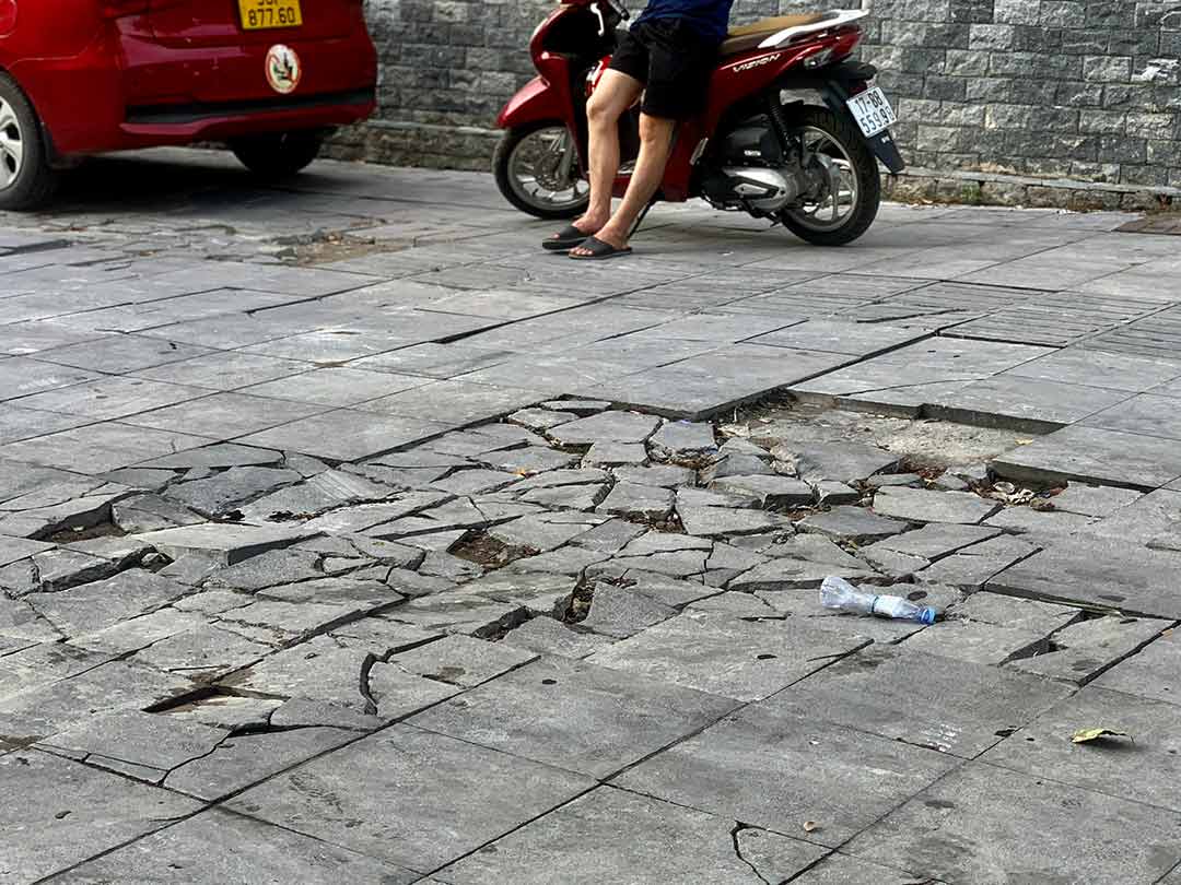 Đoạn vỉa hè trên đường Khuất Duy Tiến xuống cấp nặng nề, dù được lát đá có độ bền 50 - 70 năm. Ảnh: Nhật Minh