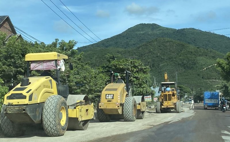 Nhiều dự án chậm tiến độ do thiếu mỏ đất, nguồn nguyên vật liệu. Ảnh: THANH TUẤN