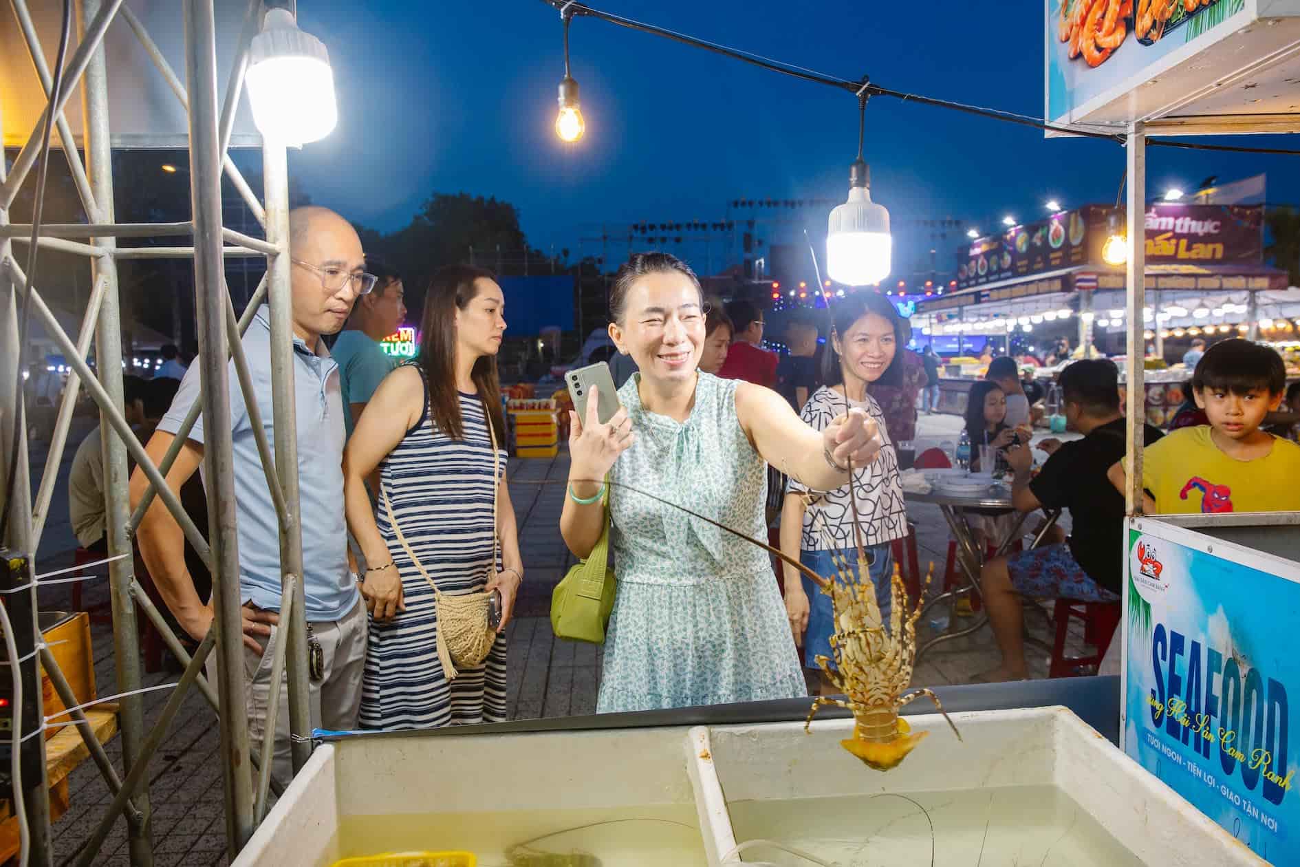 In reality, only 1 lobster stall was available on the opening night. Photo: Hữu Long