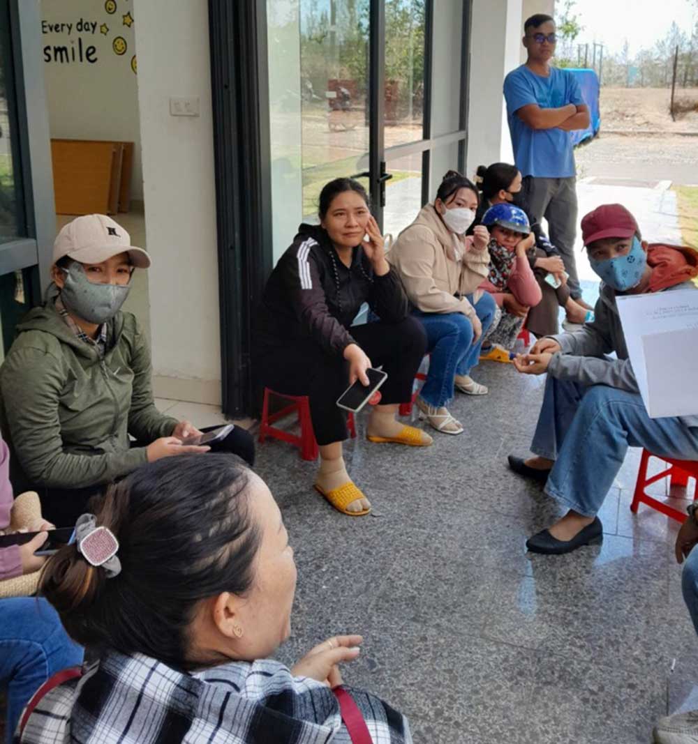 Người lao động trong một lần đòi nợ ở FLC Quy Nhơn. Ảnh: Nhân vật cung cấp