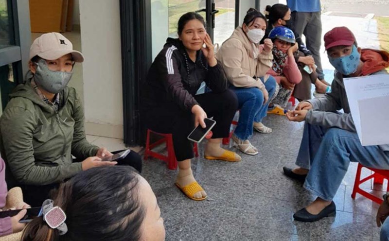 Người lao động trong một lần đòi nợ ở FLC Quy Nhơn. Ảnh: Nhân vật cung cấp