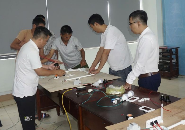 Người lao động ở Đắk Lắk được hướng dẫn kỹ năng cần thiết để chuẩn bị sang thị trường Algeria (châu Phi). Ảnh: Bảo Trung