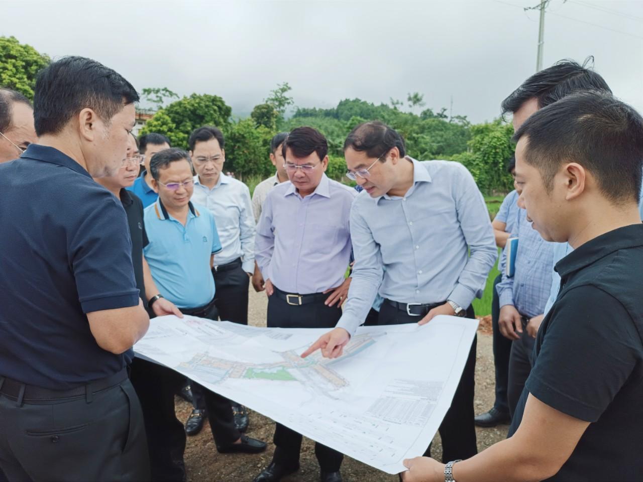 Leaders of Lào Cai Province inspect the progress of the Project to upgrade and improve the road connecting from Làng Giàng Bridge to National Highway 70. Photo: Viết Vinh