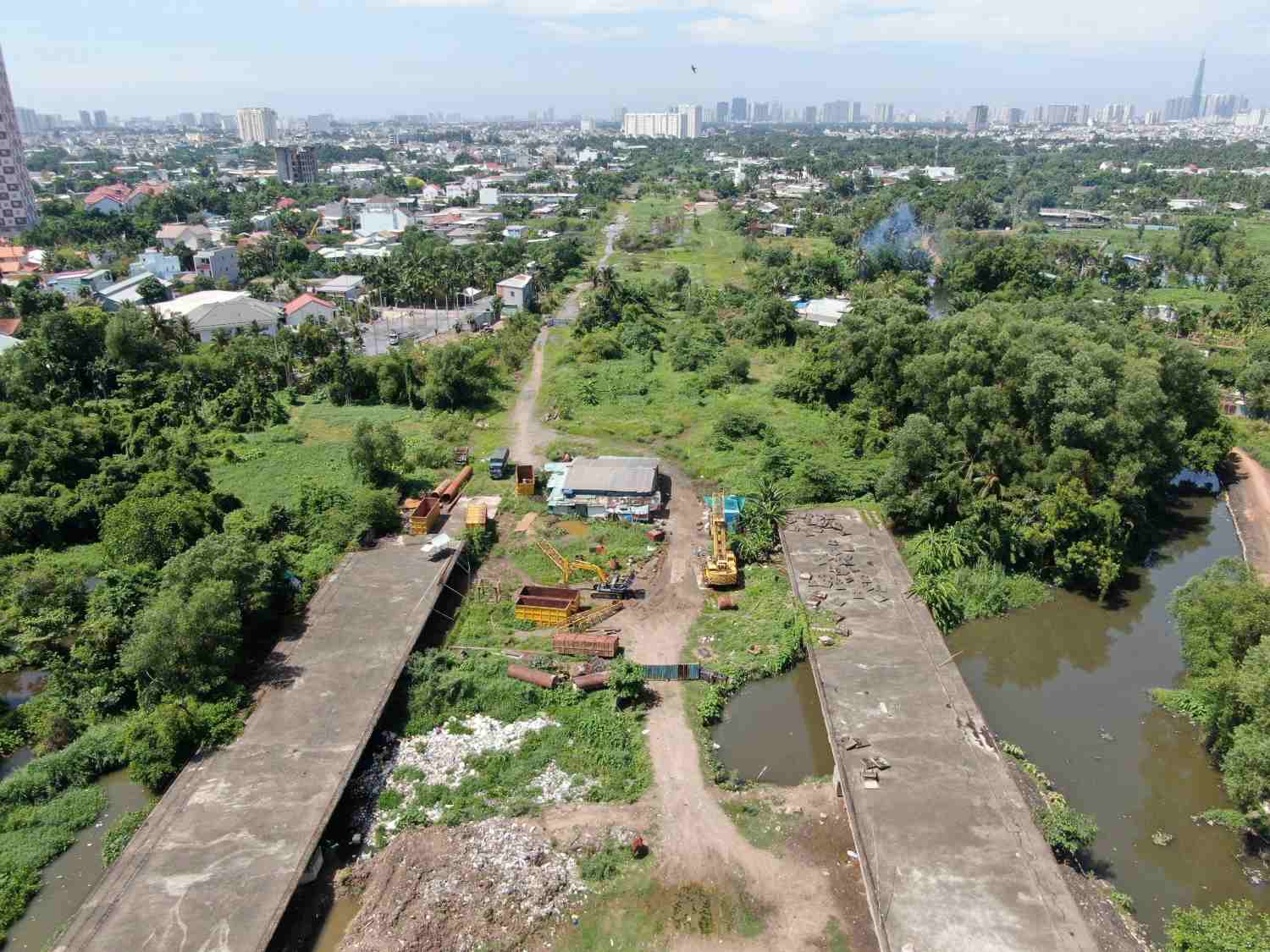 Sau 4 năm ngưng trệ, công trường Vành đai 2 TPHCM (đoạn 3) bị phủ kín bởi cỏ dại. Ảnh: Minh Quân