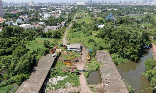 Sau 4 năm ngưng trệ, công trường Vành đai 2 TPHCM (đoạn 3) bị phủ kín bởi cỏ dại. Ảnh: Minh Quân